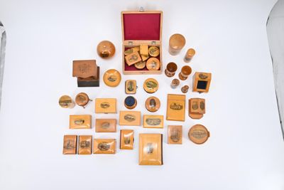Mauchline en Ecosse Important lot de trente et un objets en …
