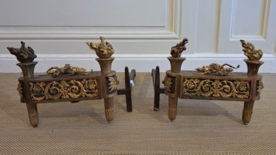 paire de bougeoirs anciens en laiton ornés d'oiseaux et de fleurs