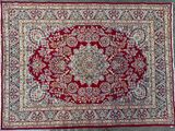 un tapis rouge orné d'un médaillon