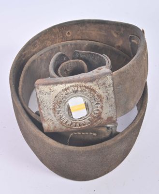 a belt that has a metal buckle on it