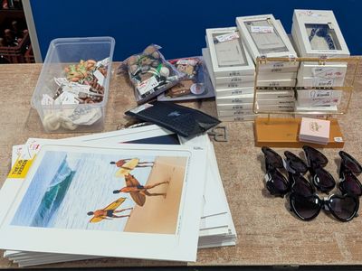 une table sur laquelle sont posés de nombreux objets