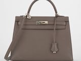 un sac à main en cuir gris sur fond blanc