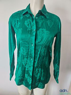 un t-shirt vert pour femme sur un mannequin, un mannequin, un mannequin, un mannequin, un mannequin, un mannequin, un mannequin, un mannequin