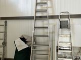 une échelle appuyée contre un mur dans un bâtiment