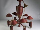 une photo d'un lustre fabriqué à partir de vieilles lampes