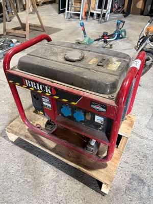 a small generator sitting on a pallet in a garage