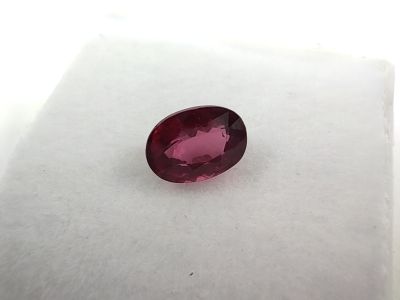 un rubis ovale rouge sur un fond blanc
