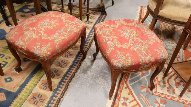 Paire de tabourets de style louis XV assises tapissées