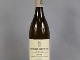 une bouteille de vin posée sur une table
