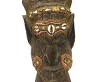 une statue en bois d'un homme avec un chapeau sur la tête