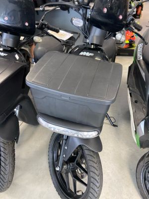 de nombreuses motos garées ensemble devant un magasin