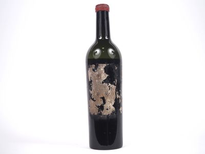 une bouteille de vin posée sur une table