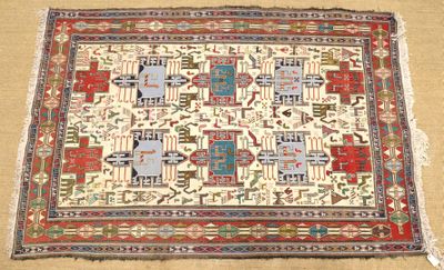 un vieux tapis oriental aux couleurs et motifs variés