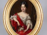 portrait d'une dame en robe blanche avec un châle rouge