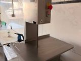 une machine posée sur une table dans une pièce