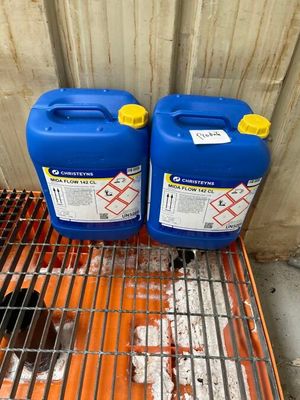 deux récipients en plastique bleu posés l'un à côté de l'autre sur une grille métallique