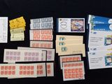 beaucoup de timbres et d'enveloppes sur la table