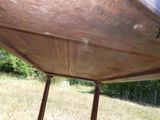 un gros plan sur une table en bois dans un champ