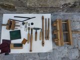 un grand nombre d'outils posés sur le sol