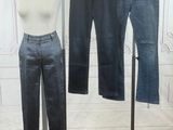 un mannequin et un jean posés sur un support dans une pièce