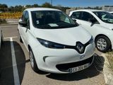 deux voitures blanches garées l'une à côté de l'autre sur un parking