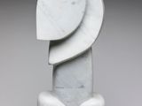 sculpture en marbre représentant un oiseau posé sur un socle en forme de fleur