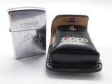 un briquet posé à côté d'un étui à briquet