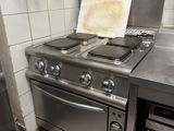 une cuisine équipée d'une cuisinière, d'un four et d'un lave-vaisselle