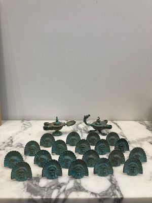 de très jolies sculptures vertes posées sur une table en marbre