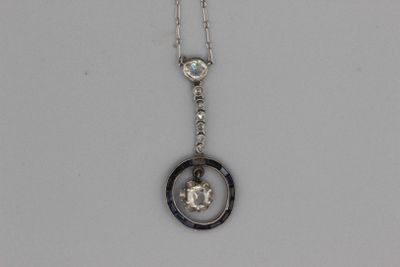 collier en argent orné d'un cercle noir et d'un diamant blanc