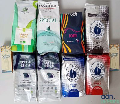 de nombreux types différents de sachets de café sur la table