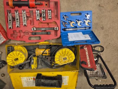de nombreux outils posés sur le sol