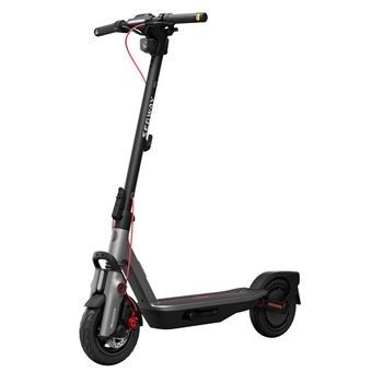 gros plan d'un scooter sur fond blanc