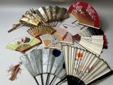 de nombreux types d'éventails posés sur une table