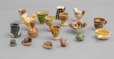 de nombreux types de vases et de bols sur la table