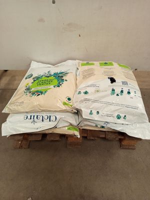 deux sacs de nourriture posés sur une palette dans une pièce