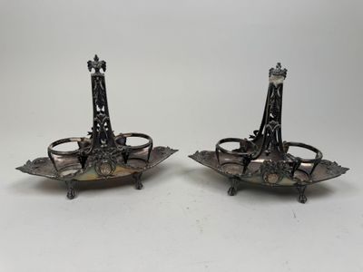 paire de bougeoirs en métal argenté ornés de fleurs et de feuilles