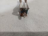 une bague posée sur une table