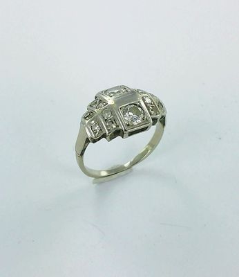gros plan d'une bague en diamant sur une surface blanche