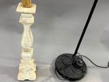 une lampe posée à côté d'une autre lampe sur une table