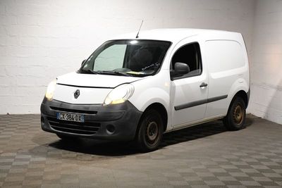 une camionnette blanche garée dans une pièce