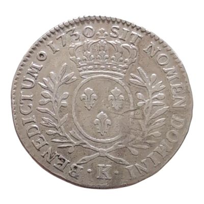 Gros plan sur une pièce d'argent ornée d'une couronne