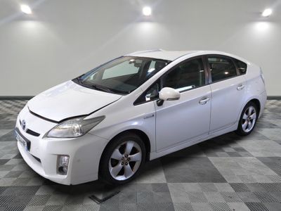 une photo d'une Toyota Prius blanche garée sur un sol à damier