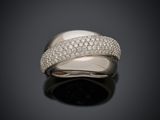 gros plan d'une bague avec des diamants sur une surface noire