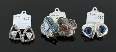 Quatre types de bijoux différents sont présentés sur un fond noir