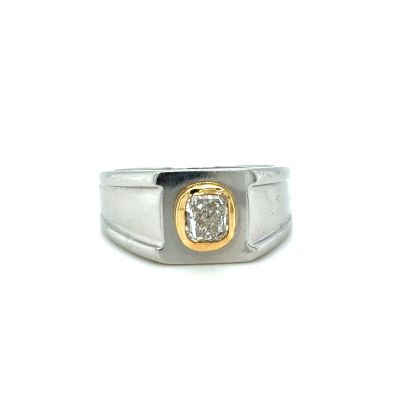 a picture of a ring with a diamond in it