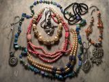 de nombreux colliers et bracelets disposés sur une table