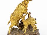 statue en laiton représentant une chèvre et un chevreau sur un rocher
