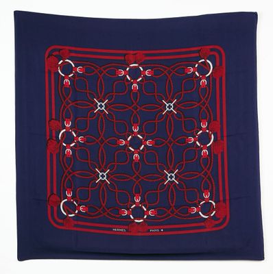 foulard en soie bleu marine et rouge, orné d'un motif rouge et blanc