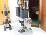 a microscope that is sitting on a table
